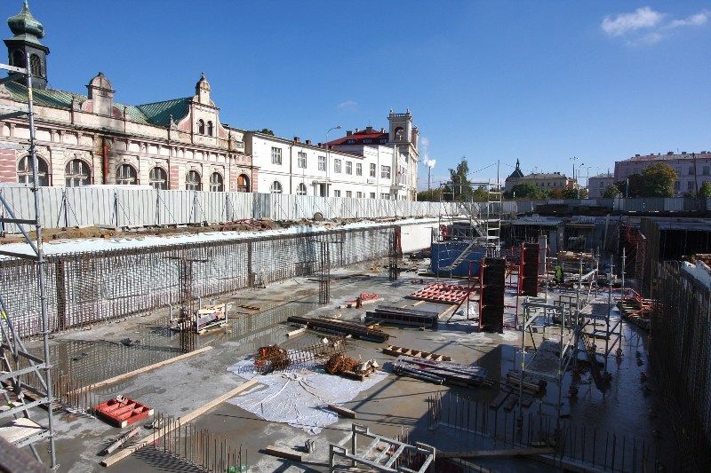 Rozestavěná budova nového divadla se druhý říjnový víkend otevřela veřejnosti. Hrubou stavbu divadelní i provozní budovy a také vedlejší parkovací dům si přišlo prohlédnout sto padesát zájemců. Odborný výklad zajišťoval koordinátor stavby Jaroslav Möller, některé skupiny doprovázel i technický náměstek primátora Petr Rund. (foto: 12.10.2013)
