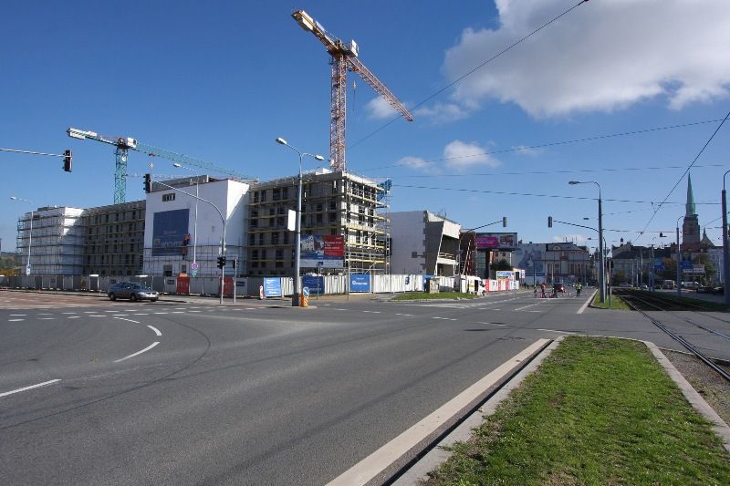 Rozestavěná budova nového divadla se druhý říjnový víkend otevřela veřejnosti. Hrubou stavbu divadelní i provozní budovy a také vedlejší parkovací dům si přišlo prohlédnout sto padesát zájemců. Odborný výklad zajišťoval koordinátor stavby Jaroslav Möller, některé skupiny doprovázel i technický náměstek primátora Petr Rund. (foto: 12.10.2013)