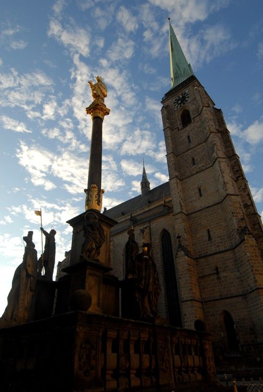 Morový sloup v pozadí s katedrálou sv. Bartoloměje. Obě památky najdete na náměstí Republiky v Plzni. (foto: 1.10.2013)