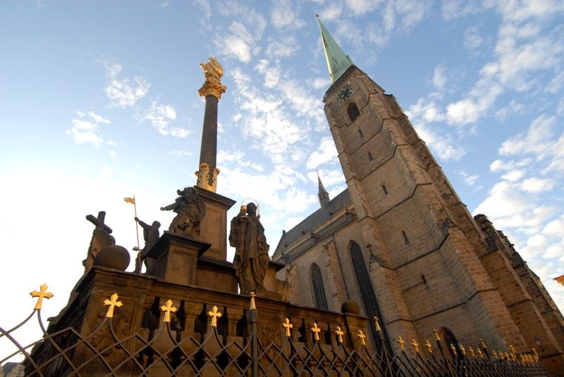 Morový sloup v pozadí s katedrálou sv. Bartoloměje