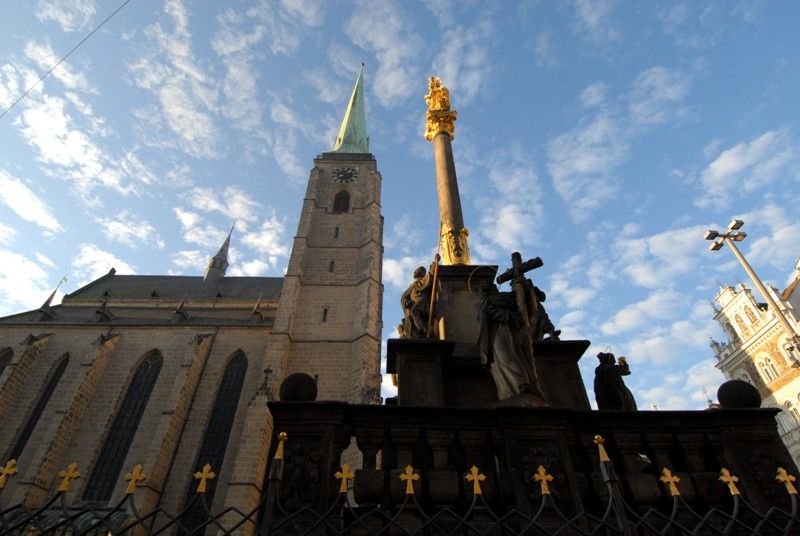 Morový sloup v pozadí s katedrálou sv. Bartoloměje. Obě památky najdete na náměstí Republiky v Plzni. (foto: 1.10.2013)