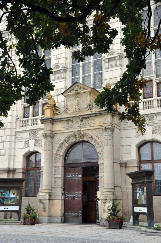 Hlavní vstup do Západočeského muzea v Plzni najdete z Šafaříkových sadů. (foto: 10.10.2013)