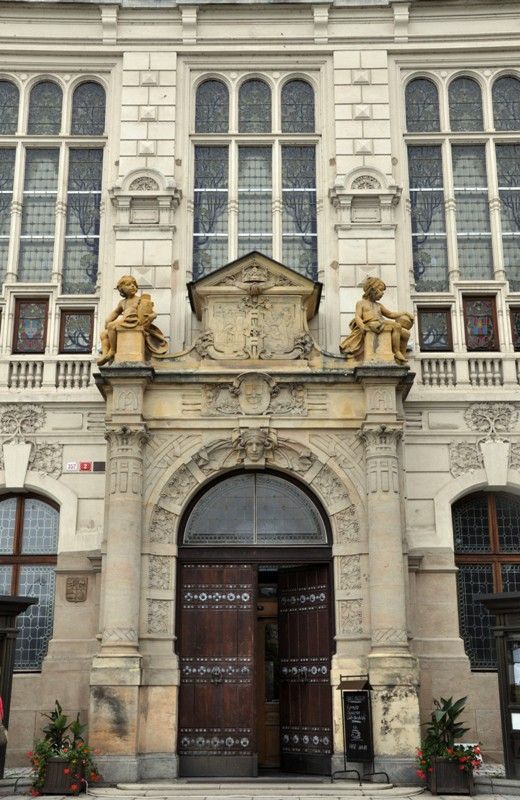 Hlavní vstup do Západočeského muzea v Plzni najdete z Šafaříkových sadů. (foto: 10.10.2013)