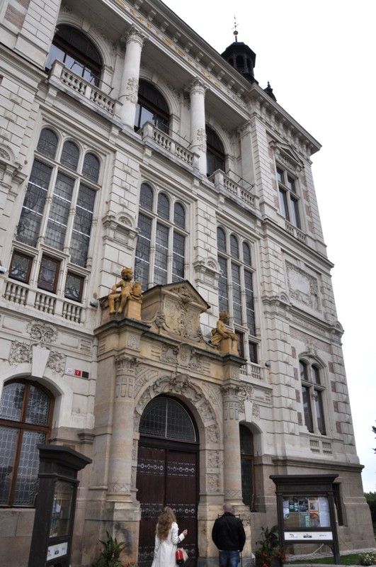 Hlavní vstup do Západočeského muzea v Plzni najdete z Šafaříkových sadů. (foto: 10.10.2013)