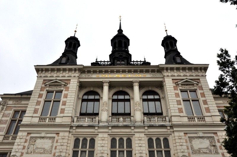 Hlavní vstup do Západočeského muzea v Plzni najdete z Šafaříkových sadů. (foto: 10.10.2013)