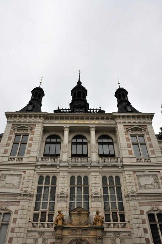 Hlavní vstup do Západočeského muzea v Plzni najdete z Šafaříkových sadů. (foto: 10.10.2013)