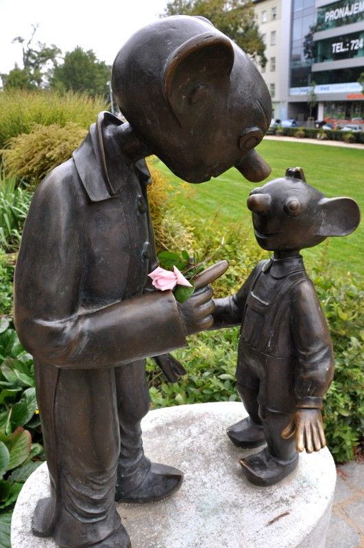 Na fotografiích je zachycena nová budova Palác Ehrlich, sochy Spejbla a Hurvínka. (foto: 10.10.2013)