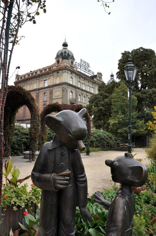 Na fotografiích je zachycena nová budova Palác Ehrlich, sochy Spejbla a Hurvínka. (foto: 10.10.2013)
