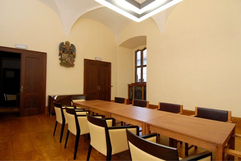 Sál Václava Petáka - Prostřední místnost je pojmenována po jednom z nejvýznamnějších primátorů v dějinách města, Václavu Petákovi. Za jeho 25 leté období v čele města došlo k jeho radikální přeměně ve všech oblastech, především ve školství, výstavbě veřejných budov i modernizaci infrastruktury. Proto je právem připomínán i prostřednictvím nově zrekonstruovaných radničních prostorů.
Salónek Františka Wanky - Zadní salónek je pojmenován po Františku Wankovi, který byl první samosprávný purkmistr města Plzně v letech 1850 – 1861.