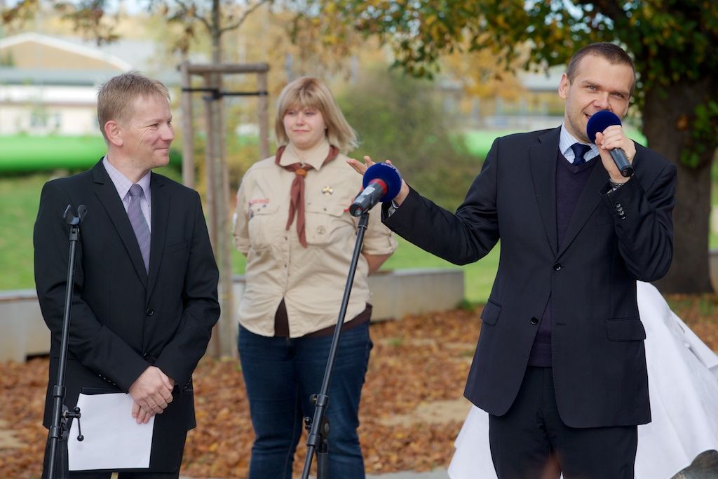 Ohňostroj na hudbu Antonína Dvořáka a Bedřicha Smetany zakončil včera plzeňské dvoudenní oslavy vzniku samostatného československého státu. Lampionový Průvod světel přivedl z náměstí T. G. Masaryka, kde si lidé připomněli události 28. října 1918, na náměstí Republiky tisíce lidí. Státní hymna zazněla před samotným ohňostrojem v podání sopranistky Evy Urbanové. Po celé dva dny se zájmu návštěvníků těšily vybrané pamětihodnosti jako například radnice, Loosovy interiéry, obě synagogy, muzea, vyhlídková věž katedrály nebo jízdy tramvají. Zlevněné vstupné a teplé počasí nalákalo davy lidí do zoologické zahrady. Návštěvníků sem přišlo rekordních 17 tisíc. Zcela vyprodané bylo i představení Divadla Semafor Kdyby tisíc klarinetů. Bohatý program nejen pro Plzeňany připravila radnice již poosmé. (foto: R. Muchka, 27.-28.10.2013)