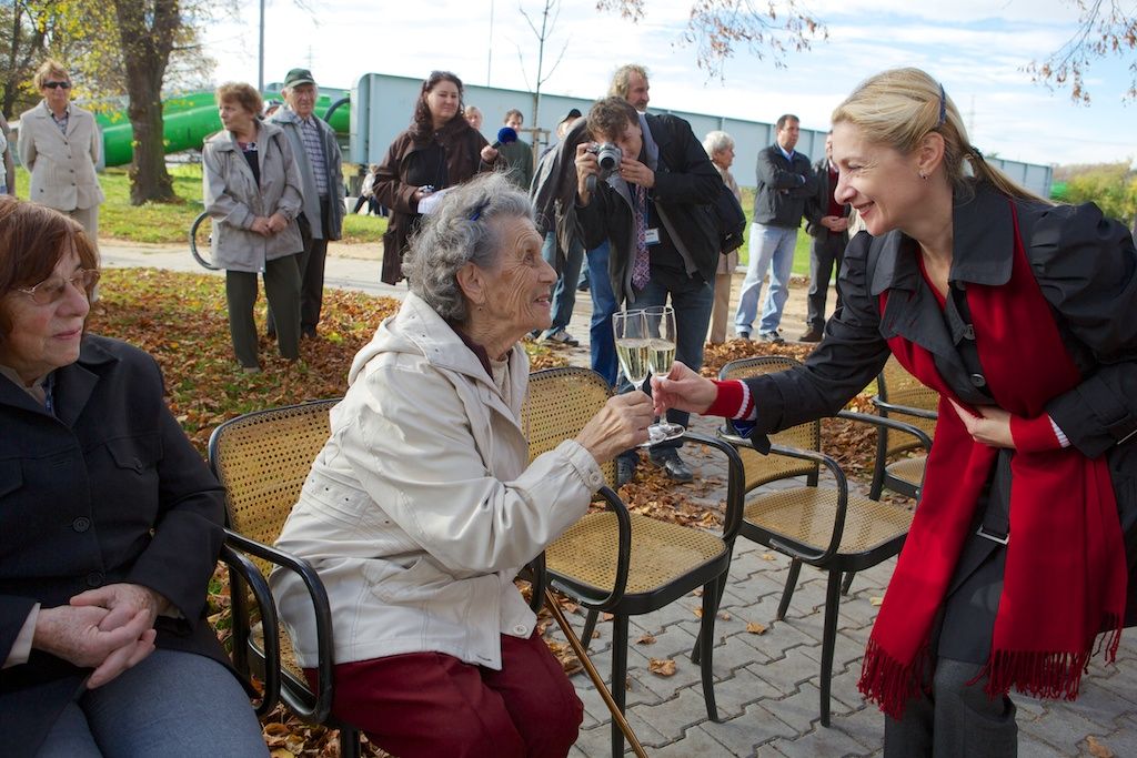 Ohňostroj na hudbu Antonína Dvořáka a Bedřicha Smetany zakončil včera plzeňské dvoudenní oslavy vzniku samostatného československého státu. Lampionový Průvod světel přivedl z náměstí T. G. Masaryka, kde si lidé připomněli události 28. října 1918, na náměstí Republiky tisíce lidí. Státní hymna zazněla před samotným ohňostrojem v podání sopranistky Evy Urbanové. Po celé dva dny se zájmu návštěvníků těšily vybrané pamětihodnosti jako například radnice, Loosovy interiéry, obě synagogy, muzea, vyhlídková věž katedrály nebo jízdy tramvají. Zlevněné vstupné a teplé počasí nalákalo davy lidí do zoologické zahrady. Návštěvníků sem přišlo rekordních 17 tisíc. Zcela vyprodané bylo i představení Divadla Semafor Kdyby tisíc klarinetů. Bohatý program nejen pro Plzeňany připravila radnice již poosmé. (foto: R. Muchka, 27.-28.10.2013)