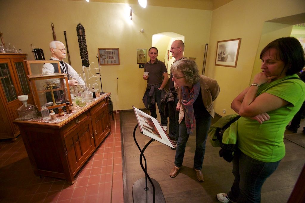 Ohňostroj na hudbu Antonína Dvořáka a Bedřicha Smetany zakončil včera plzeňské dvoudenní oslavy vzniku samostatného československého státu. Lampionový Průvod světel přivedl z náměstí T. G. Masaryka, kde si lidé připomněli události 28. října 1918, na náměstí Republiky tisíce lidí. Státní hymna zazněla před samotným ohňostrojem v podání sopranistky Evy Urbanové. Po celé dva dny se zájmu návštěvníků těšily vybrané pamětihodnosti jako například radnice, Loosovy interiéry, obě synagogy, muzea, vyhlídková věž katedrály nebo jízdy tramvají. Zlevněné vstupné a teplé počasí nalákalo davy lidí do zoologické zahrady. Návštěvníků sem přišlo rekordních 17 tisíc. Zcela vyprodané bylo i představení Divadla Semafor Kdyby tisíc klarinetů. Bohatý program nejen pro Plzeňany připravila radnice již poosmé. (foto: R. Muchka, 27.-28.10.2013)