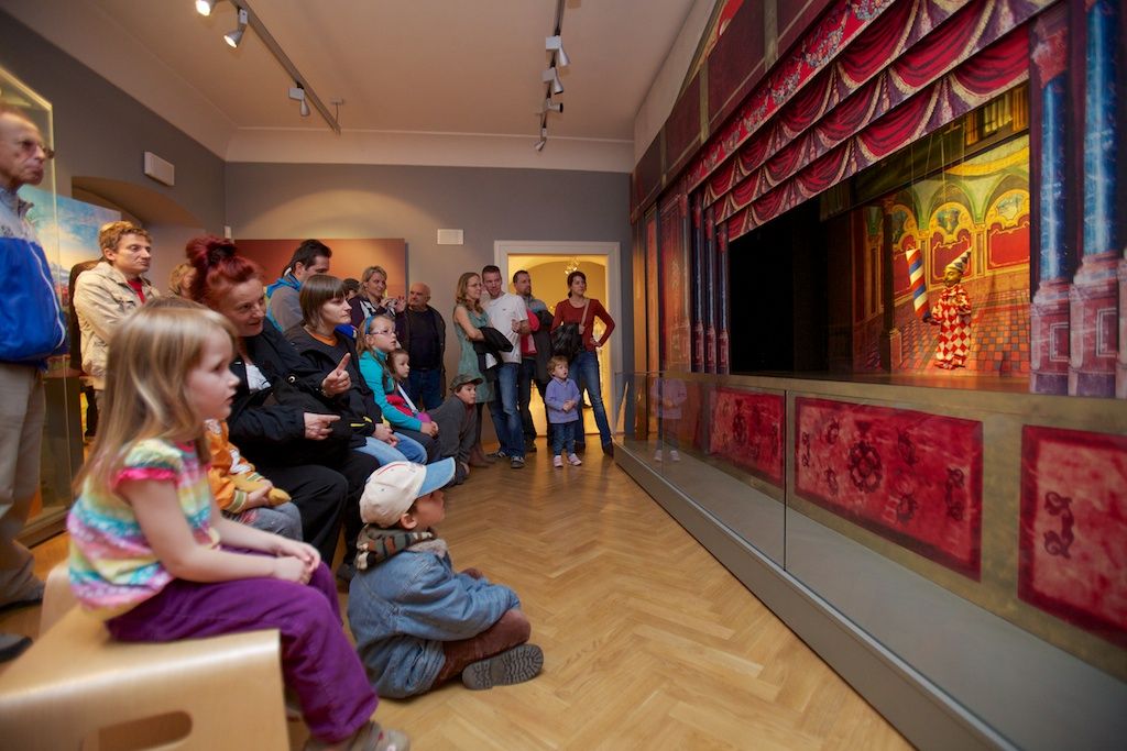 Ohňostroj na hudbu Antonína Dvořáka a Bedřicha Smetany zakončil včera plzeňské dvoudenní oslavy vzniku samostatného československého státu. Lampionový Průvod světel přivedl z náměstí T. G. Masaryka, kde si lidé připomněli události 28. října 1918, na náměstí Republiky tisíce lidí. Státní hymna zazněla před samotným ohňostrojem v podání sopranistky Evy Urbanové. Po celé dva dny se zájmu návštěvníků těšily vybrané pamětihodnosti jako například radnice, Loosovy interiéry, obě synagogy, muzea, vyhlídková věž katedrály nebo jízdy tramvají. Zlevněné vstupné a teplé počasí nalákalo davy lidí do zoologické zahrady. Návštěvníků sem přišlo rekordních 17 tisíc. Zcela vyprodané bylo i představení Divadla Semafor Kdyby tisíc klarinetů. Bohatý program nejen pro Plzeňany připravila radnice již poosmé. (foto: R. Muchka, 27.-28.10.2013)