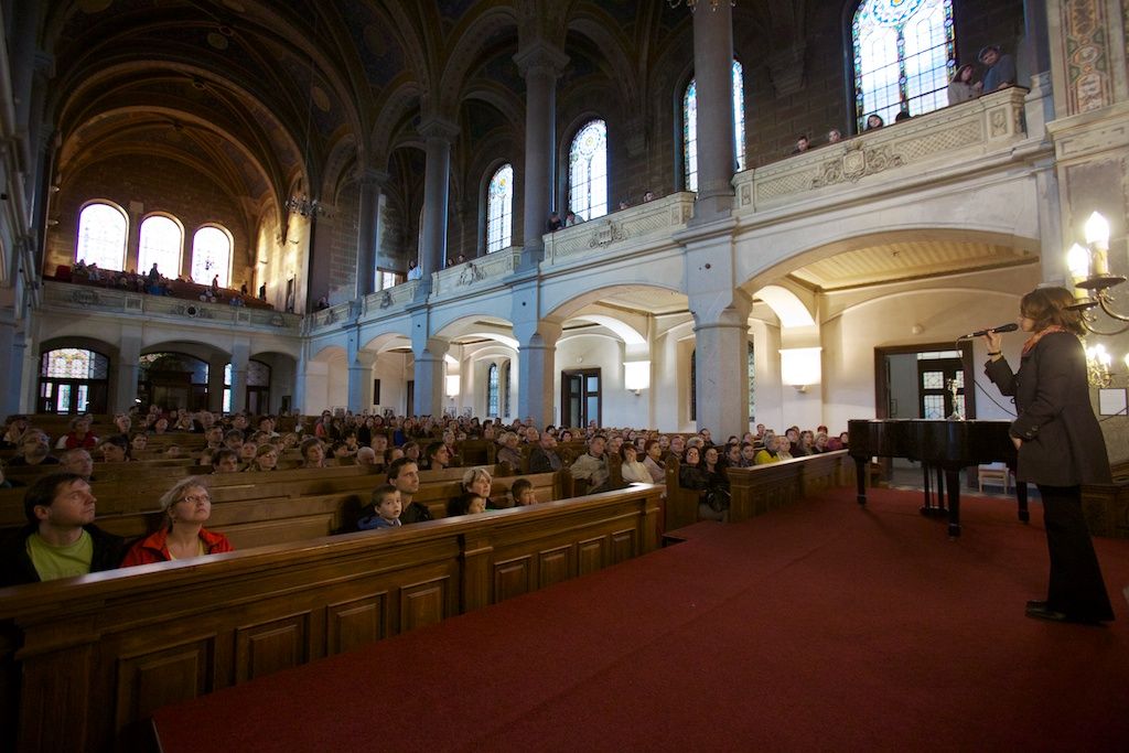 Ohňostroj na hudbu Antonína Dvořáka a Bedřicha Smetany zakončil včera plzeňské dvoudenní oslavy vzniku samostatného československého státu. Lampionový Průvod světel přivedl z náměstí T. G. Masaryka, kde si lidé připomněli události 28. října 1918, na náměstí Republiky tisíce lidí. Státní hymna zazněla před samotným ohňostrojem v podání sopranistky Evy Urbanové. Po celé dva dny se zájmu návštěvníků těšily vybrané pamětihodnosti jako například radnice, Loosovy interiéry, obě synagogy, muzea, vyhlídková věž katedrály nebo jízdy tramvají. Zlevněné vstupné a teplé počasí nalákalo davy lidí do zoologické zahrady. Návštěvníků sem přišlo rekordních 17 tisíc. Zcela vyprodané bylo i představení Divadla Semafor Kdyby tisíc klarinetů. Bohatý program nejen pro Plzeňany připravila radnice již poosmé. (foto: R. Muchka, 27.-28.10.2013)