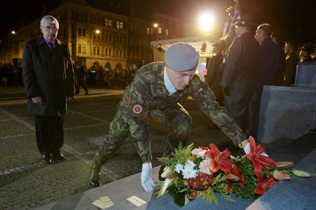 Ohňostroj na hudbu Antonína Dvořáka a Bedřicha Smetany zakončil včera plzeňské dvoudenní oslavy vzniku samostatného československého státu. Lampionový Průvod světel přivedl z náměstí T. G. Masaryka, kde si lidé připomněli události 28. října 1918, na náměstí Republiky tisíce lidí. Státní hymna zazněla před samotným ohňostrojem v podání sopranistky Evy Urbanové. Po celé dva dny se zájmu návštěvníků těšily vybrané pamětihodnosti jako například radnice, Loosovy interiéry, obě synagogy, muzea, vyhlídková věž katedrály nebo jízdy tramvají. Zlevněné vstupné a teplé počasí nalákalo davy lidí do zoologické zahrady. Návštěvníků sem přišlo rekordních 17 tisíc. Zcela vyprodané bylo i představení Divadla Semafor Kdyby tisíc klarinetů. Bohatý program nejen pro Plzeňany připravila radnice již poosmé. (foto: R. Muchka, 27.-28.10.2013)