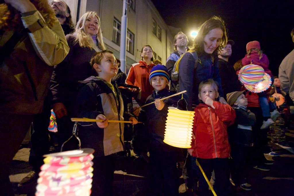 Ohňostroj na hudbu Antonína Dvořáka a Bedřicha Smetany zakončil včera plzeňské dvoudenní oslavy vzniku samostatného československého státu. Lampionový Průvod světel přivedl z náměstí T. G. Masaryka, kde si lidé připomněli události 28. října 1918, na náměstí Republiky tisíce lidí. Státní hymna zazněla před samotným ohňostrojem v podání sopranistky Evy Urbanové. Po celé dva dny se zájmu návštěvníků těšily vybrané pamětihodnosti jako například radnice, Loosovy interiéry, obě synagogy, muzea, vyhlídková věž katedrály nebo jízdy tramvají. Zlevněné vstupné a teplé počasí nalákalo davy lidí do zoologické zahrady. Návštěvníků sem přišlo rekordních 17 tisíc. Zcela vyprodané bylo i představení Divadla Semafor Kdyby tisíc klarinetů. Bohatý program nejen pro Plzeňany připravila radnice již poosmé. (foto: R. Muchka, 27.-28.10.2013)