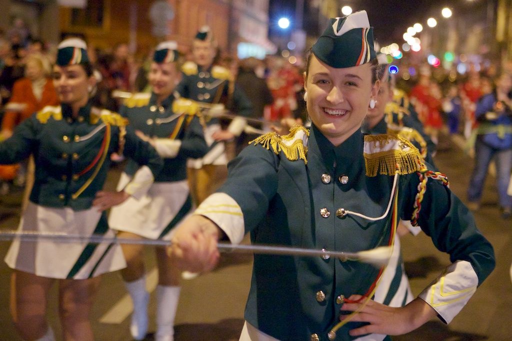 Ohňostroj na hudbu Antonína Dvořáka a Bedřicha Smetany zakončil včera plzeňské dvoudenní oslavy vzniku samostatného československého státu. Lampionový Průvod světel přivedl z náměstí T. G. Masaryka, kde si lidé připomněli události 28. října 1918, na náměstí Republiky tisíce lidí. Státní hymna zazněla před samotným ohňostrojem v podání sopranistky Evy Urbanové. Po celé dva dny se zájmu návštěvníků těšily vybrané pamětihodnosti jako například radnice, Loosovy interiéry, obě synagogy, muzea, vyhlídková věž katedrály nebo jízdy tramvají. Zlevněné vstupné a teplé počasí nalákalo davy lidí do zoologické zahrady. Návštěvníků sem přišlo rekordních 17 tisíc. Zcela vyprodané bylo i představení Divadla Semafor Kdyby tisíc klarinetů. Bohatý program nejen pro Plzeňany připravila radnice již poosmé. (foto: R. Muchka, 27.-28.10.2013)
