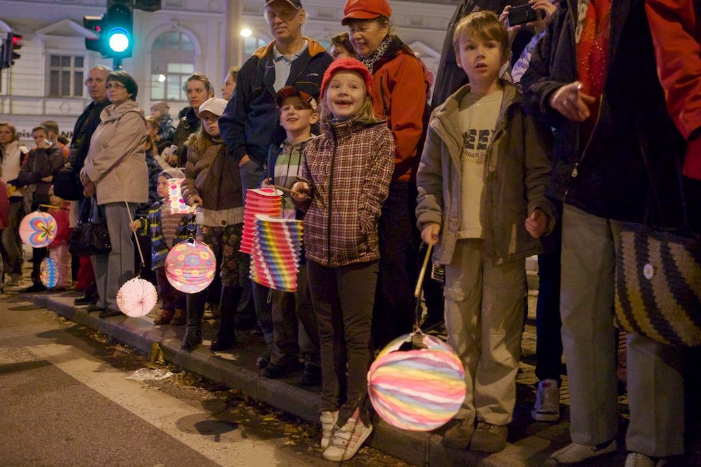 Ohňostroj na hudbu Antonína Dvořáka a Bedřicha Smetany zakončil včera plzeňské dvoudenní oslavy vzniku samostatného československého státu. Lampionový Průvod světel přivedl z náměstí T. G. Masaryka, kde si lidé připomněli události 28. října 1918, na náměstí Republiky tisíce lidí. Státní hymna zazněla před samotným ohňostrojem v podání sopranistky Evy Urbanové. Po celé dva dny se zájmu návštěvníků těšily vybrané pamětihodnosti jako například radnice, Loosovy interiéry, obě synagogy, muzea, vyhlídková věž katedrály nebo jízdy tramvají. Zlevněné vstupné a teplé počasí nalákalo davy lidí do zoologické zahrady. Návštěvníků sem přišlo rekordních 17 tisíc. Zcela vyprodané bylo i představení Divadla Semafor Kdyby tisíc klarinetů. Bohatý program nejen pro Plzeňany připravila radnice již poosmé. (foto: R. Muchka, 27.-28.10.2013)