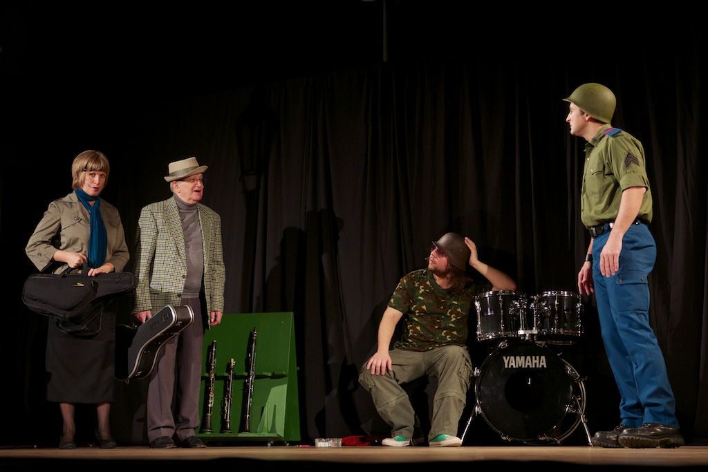 Ohňostroj na hudbu Antonína Dvořáka a Bedřicha Smetany zakončil včera plzeňské dvoudenní oslavy vzniku samostatného československého státu. Lampionový Průvod světel přivedl z náměstí T. G. Masaryka, kde si lidé připomněli události 28. října 1918, na náměstí Republiky tisíce lidí. Státní hymna zazněla před samotným ohňostrojem v podání sopranistky Evy Urbanové. Po celé dva dny se zájmu návštěvníků těšily vybrané pamětihodnosti jako například radnice, Loosovy interiéry, obě synagogy, muzea, vyhlídková věž katedrály nebo jízdy tramvají. Zlevněné vstupné a teplé počasí nalákalo davy lidí do zoologické zahrady. Návštěvníků sem přišlo rekordních 17 tisíc. Zcela vyprodané bylo i představení Divadla Semafor Kdyby tisíc klarinetů. Bohatý program nejen pro Plzeňany připravila radnice již poosmé. (foto: R. Muchka, 27.-28.10.2013)