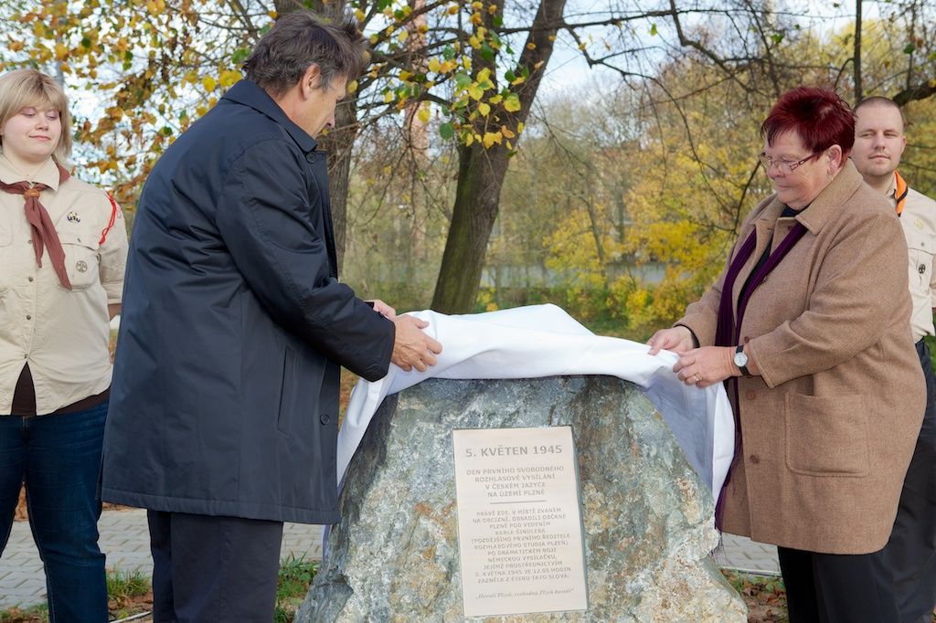 Ohňostroj na hudbu Antonína Dvořáka a Bedřicha Smetany zakončil včera plzeňské dvoudenní oslavy vzniku samostatného československého státu. Lampionový Průvod světel přivedl z náměstí T. G. Masaryka, kde si lidé připomněli události 28. října 1918, na náměstí Republiky tisíce lidí. Státní hymna zazněla před samotným ohňostrojem v podání sopranistky Evy Urbanové. Po celé dva dny se zájmu návštěvníků těšily vybrané pamětihodnosti jako například radnice, Loosovy interiéry, obě synagogy, muzea, vyhlídková věž katedrály nebo jízdy tramvají. Zlevněné vstupné a teplé počasí nalákalo davy lidí do zoologické zahrady. Návštěvníků sem přišlo rekordních 17 tisíc. Zcela vyprodané bylo i představení Divadla Semafor Kdyby tisíc klarinetů. Bohatý program nejen pro Plzeňany připravila radnice již poosmé. (foto: R. Muchka, 27.-28.10.2013)