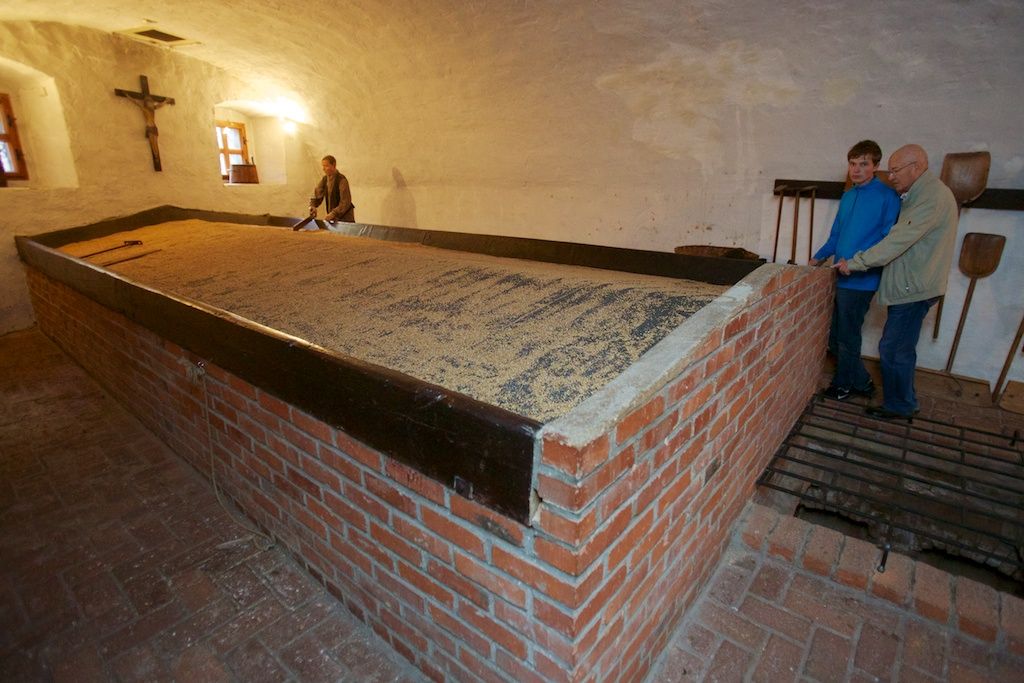 Ohňostroj na hudbu Antonína Dvořáka a Bedřicha Smetany zakončil včera plzeňské dvoudenní oslavy vzniku samostatného československého státu. Lampionový Průvod světel přivedl z náměstí T. G. Masaryka, kde si lidé připomněli události 28. října 1918, na náměstí Republiky tisíce lidí. Státní hymna zazněla před samotným ohňostrojem v podání sopranistky Evy Urbanové. Po celé dva dny se zájmu návštěvníků těšily vybrané pamětihodnosti jako například radnice, Loosovy interiéry, obě synagogy, muzea, vyhlídková věž katedrály nebo jízdy tramvají. Zlevněné vstupné a teplé počasí nalákalo davy lidí do zoologické zahrady. Návštěvníků sem přišlo rekordních 17 tisíc. Zcela vyprodané bylo i představení Divadla Semafor Kdyby tisíc klarinetů. Bohatý program nejen pro Plzeňany připravila radnice již poosmé. (foto: R. Muchka, 27.-28.10.2013)