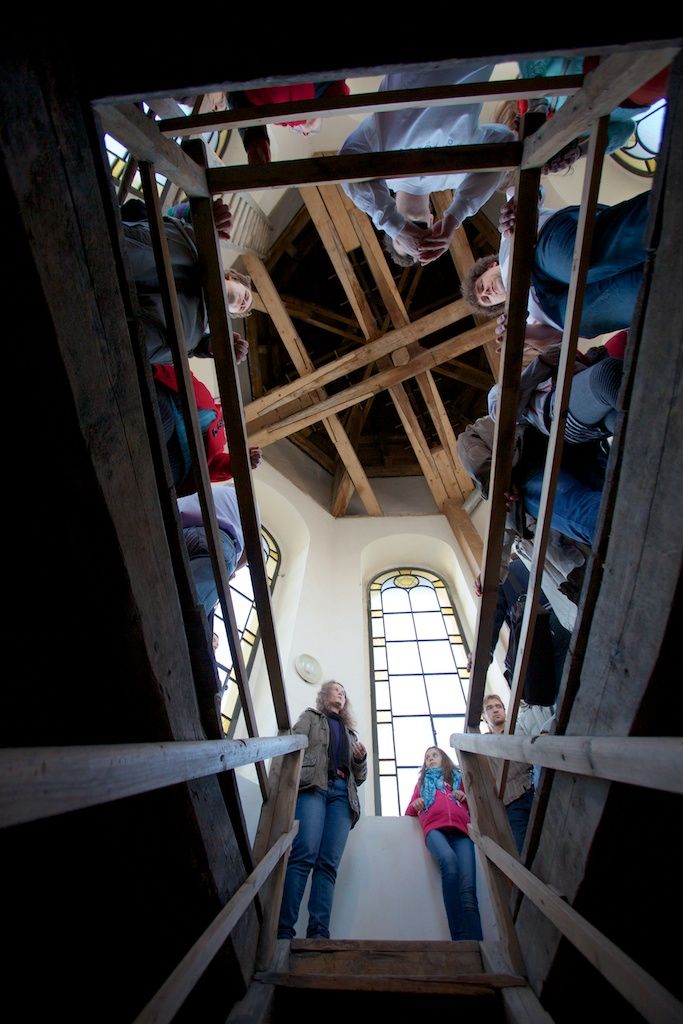 Ohňostroj na hudbu Antonína Dvořáka a Bedřicha Smetany zakončil včera plzeňské dvoudenní oslavy vzniku samostatného československého státu. Lampionový Průvod světel přivedl z náměstí T. G. Masaryka, kde si lidé připomněli události 28. října 1918, na náměstí Republiky tisíce lidí. Státní hymna zazněla před samotným ohňostrojem v podání sopranistky Evy Urbanové. Po celé dva dny se zájmu návštěvníků těšily vybrané pamětihodnosti jako například radnice, Loosovy interiéry, obě synagogy, muzea, vyhlídková věž katedrály nebo jízdy tramvají. Zlevněné vstupné a teplé počasí nalákalo davy lidí do zoologické zahrady. Návštěvníků sem přišlo rekordních 17 tisíc. Zcela vyprodané bylo i představení Divadla Semafor Kdyby tisíc klarinetů. Bohatý program nejen pro Plzeňany připravila radnice již poosmé. (foto: R. Muchka, 27.-28.10.2013)