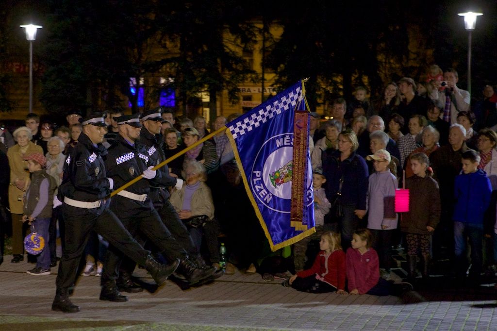 Ohňostroj na hudbu Antonína Dvořáka a Bedřicha Smetany zakončil včera plzeňské dvoudenní oslavy vzniku samostatného československého státu. Lampionový Průvod světel přivedl z náměstí T. G. Masaryka, kde si lidé připomněli události 28. října 1918, na náměstí Republiky tisíce lidí. Státní hymna zazněla před samotným ohňostrojem v podání sopranistky Evy Urbanové. Po celé dva dny se zájmu návštěvníků těšily vybrané pamětihodnosti jako například radnice, Loosovy interiéry, obě synagogy, muzea, vyhlídková věž katedrály nebo jízdy tramvají. Zlevněné vstupné a teplé počasí nalákalo davy lidí do zoologické zahrady. Návštěvníků sem přišlo rekordních 17 tisíc. Zcela vyprodané bylo i představení Divadla Semafor Kdyby tisíc klarinetů. Bohatý program nejen pro Plzeňany připravila radnice již poosmé. (foto: R. Muchka, 27.-28.10.2013)