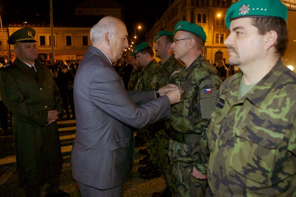 Ohňostroj na hudbu Antonína Dvořáka a Bedřicha Smetany zakončil včera plzeňské dvoudenní oslavy vzniku samostatného československého státu. Lampionový Průvod světel přivedl z náměstí T. G. Masaryka, kde si lidé připomněli události 28. října 1918, na náměstí Republiky tisíce lidí. Státní hymna zazněla před samotným ohňostrojem v podání sopranistky Evy Urbanové. Po celé dva dny se zájmu návštěvníků těšily vybrané pamětihodnosti jako například radnice, Loosovy interiéry, obě synagogy, muzea, vyhlídková věž katedrály nebo jízdy tramvají. Zlevněné vstupné a teplé počasí nalákalo davy lidí do zoologické zahrady. Návštěvníků sem přišlo rekordních 17 tisíc. Zcela vyprodané bylo i představení Divadla Semafor Kdyby tisíc klarinetů. Bohatý program nejen pro Plzeňany připravila radnice již poosmé. (foto: R. Muchka, 27.-28.10.2013)