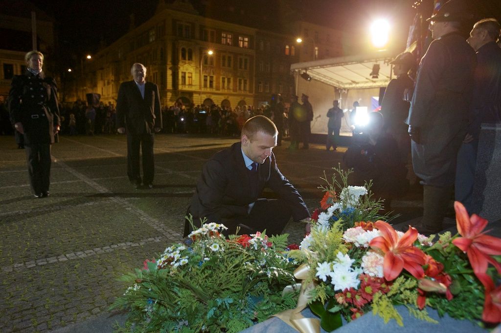 Ohňostroj na hudbu Antonína Dvořáka a Bedřicha Smetany zakončil včera plzeňské dvoudenní oslavy vzniku samostatného československého státu. Lampionový Průvod světel přivedl z náměstí T. G. Masaryka, kde si lidé připomněli události 28. října 1918, na náměstí Republiky tisíce lidí. Státní hymna zazněla před samotným ohňostrojem v podání sopranistky Evy Urbanové. Po celé dva dny se zájmu návštěvníků těšily vybrané pamětihodnosti jako například radnice, Loosovy interiéry, obě synagogy, muzea, vyhlídková věž katedrály nebo jízdy tramvají. Zlevněné vstupné a teplé počasí nalákalo davy lidí do zoologické zahrady. Návštěvníků sem přišlo rekordních 17 tisíc. Zcela vyprodané bylo i představení Divadla Semafor Kdyby tisíc klarinetů. Bohatý program nejen pro Plzeňany připravila radnice již poosmé. (foto: R. Muchka, 27.-28.10.2013)