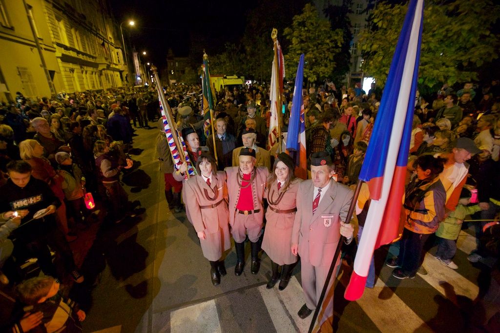 Ohňostroj na hudbu Antonína Dvořáka a Bedřicha Smetany zakončil včera plzeňské dvoudenní oslavy vzniku samostatného československého státu. Lampionový Průvod světel přivedl z náměstí T. G. Masaryka, kde si lidé připomněli události 28. října 1918, na náměstí Republiky tisíce lidí. Státní hymna zazněla před samotným ohňostrojem v podání sopranistky Evy Urbanové. Po celé dva dny se zájmu návštěvníků těšily vybrané pamětihodnosti jako například radnice, Loosovy interiéry, obě synagogy, muzea, vyhlídková věž katedrály nebo jízdy tramvají. Zlevněné vstupné a teplé počasí nalákalo davy lidí do zoologické zahrady. Návštěvníků sem přišlo rekordních 17 tisíc. Zcela vyprodané bylo i představení Divadla Semafor Kdyby tisíc klarinetů. Bohatý program nejen pro Plzeňany připravila radnice již poosmé. (foto: R. Muchka, 27.-28.10.2013)