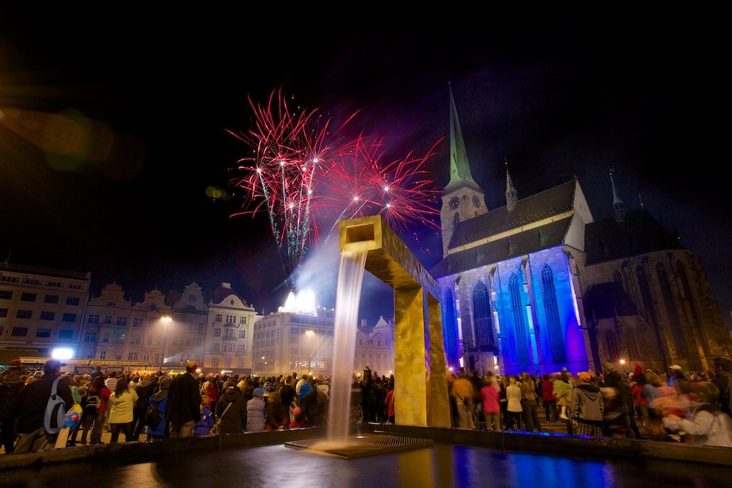 Ohňostroj na hudbu Antonína Dvořáka a Bedřicha Smetany zakončil včera plzeňské dvoudenní oslavy vzniku samostatného československého státu. Lampionový Průvod světel přivedl z náměstí T. G. Masaryka, kde si lidé připomněli události 28. října 1918, na náměstí Republiky tisíce lidí. Státní hymna zazněla před samotným ohňostrojem v podání sopranistky Evy Urbanové. Po celé dva dny se zájmu návštěvníků těšily vybrané pamětihodnosti jako například radnice, Loosovy interiéry, obě synagogy, muzea, vyhlídková věž katedrály nebo jízdy tramvají. Zlevněné vstupné a teplé počasí nalákalo davy lidí do zoologické zahrady. Návštěvníků sem přišlo rekordních 17 tisíc. Zcela vyprodané bylo i představení Divadla Semafor Kdyby tisíc klarinetů. Bohatý program nejen pro Plzeňany připravila radnice již poosmé. (foto: R. Muchka, 27.-28.10.2013)