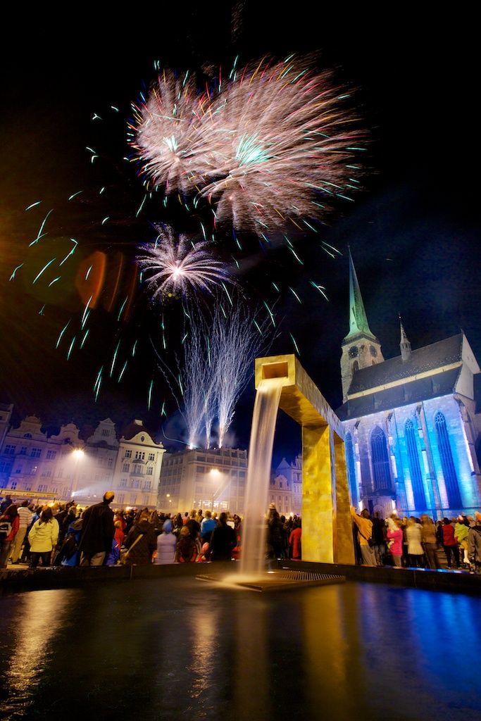 Ohňostroj na hudbu Antonína Dvořáka a Bedřicha Smetany zakončil včera plzeňské dvoudenní oslavy vzniku samostatného československého státu. Lampionový Průvod světel přivedl z náměstí T. G. Masaryka, kde si lidé připomněli události 28. října 1918, na náměstí Republiky tisíce lidí. Státní hymna zazněla před samotným ohňostrojem v podání sopranistky Evy Urbanové. Po celé dva dny se zájmu návštěvníků těšily vybrané pamětihodnosti jako například radnice, Loosovy interiéry, obě synagogy, muzea, vyhlídková věž katedrály nebo jízdy tramvají. Zlevněné vstupné a teplé počasí nalákalo davy lidí do zoologické zahrady. Návštěvníků sem přišlo rekordních 17 tisíc. Zcela vyprodané bylo i představení Divadla Semafor Kdyby tisíc klarinetů. Bohatý program nejen pro Plzeňany připravila radnice již poosmé. (foto: R. Muchka, 27.-28.10.2013)