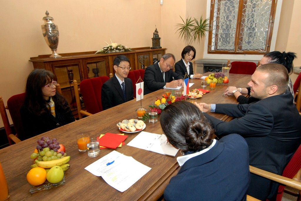 Po dvou měsících pobytu v České republice se  J. E. Tetsuo Yamakawa, japonský velvyslanec, vydal na návštěvu Plzně, aby se seznámil s primátorem Martinem Baxou a poté odjel do průmyslové zóny na Borská pole, kde působí několik japonských firem. (foto: 5.11.2013)