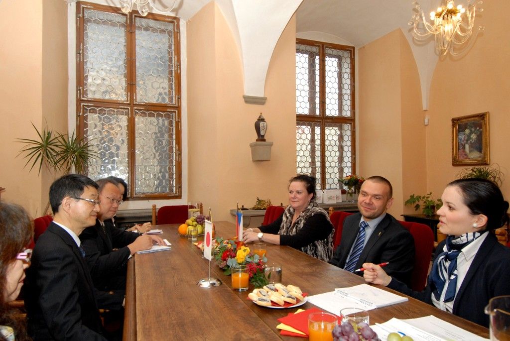 Po dvou měsících pobytu v České republice se  J. E. Tetsuo Yamakawa, japonský velvyslanec, vydal na návštěvu Plzně, aby se seznámil s primátorem Martinem Baxou a poté odjel do průmyslové zóny na Borská pole, kde působí několik japonských firem. (foto: 5.11.2013)