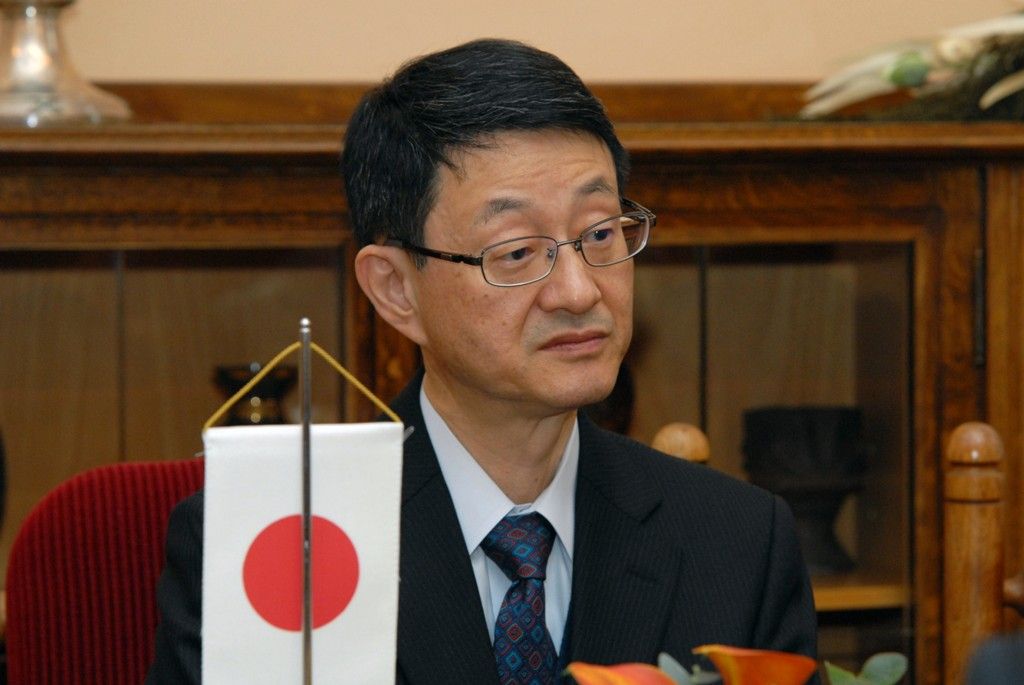 Po dvou měsících pobytu v České republice se  J. E. Tetsuo Yamakawa, japonský velvyslanec, vydal na návštěvu Plzně, aby se seznámil s primátorem Martinem Baxou a poté odjel do průmyslové zóny na Borská pole, kde působí několik japonských firem. (foto: 5.11.2013)