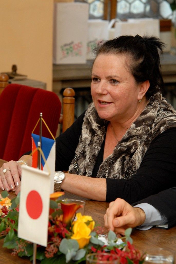 Po dvou měsících pobytu v České republice se  J. E. Tetsuo Yamakawa, japonský velvyslanec, vydal na návštěvu Plzně, aby se seznámil s primátorem Martinem Baxou a poté odjel do průmyslové zóny na Borská pole, kde působí několik japonských firem. (foto: 5.11.2013)