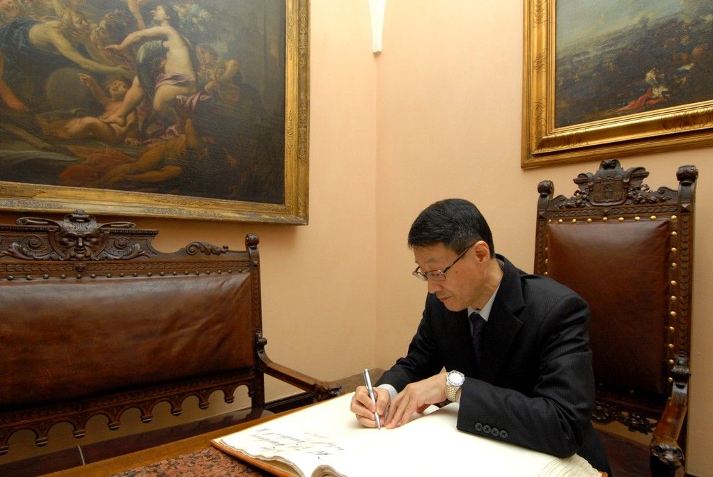 Po dvou měsících pobytu v České republice se  J. E. Tetsuo Yamakawa, japonský velvyslanec, vydal na návštěvu Plzně, aby se seznámil s primátorem Martinem Baxou a poté odjel do průmyslové zóny na Borská pole, kde působí několik japonských firem. (foto: 5.11.2013)