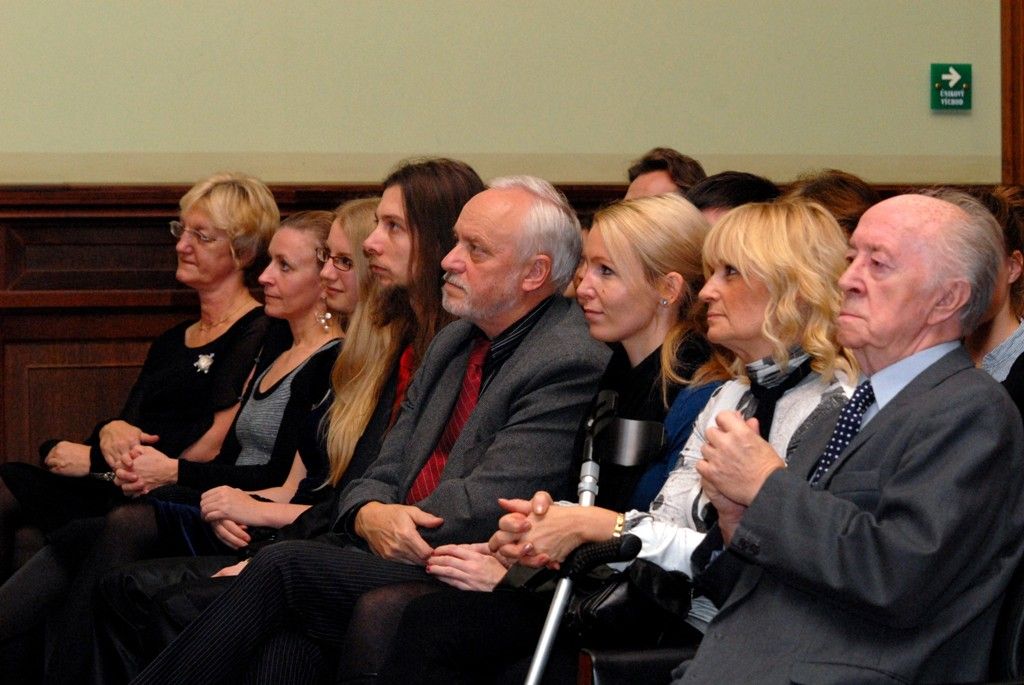 Prvními držiteli uměleckých cen města Plzně jsou básník Josef Hrubý, akademický malíř Jiří Beránek a výtvarnice Marie Kohoutová. Ocenění obdrželi z rukou primátora Martina Baxy a náměstkyně Evy Herinkové při slavnostním setkání v Malém sále Měšťanské besedy v pátek 8. listopadu 2013. Čtvrtou uměleckou cenu obdržela Západočeská galerie za výstavu s názvem Začátek století, která vyvolala diskusi jak mezi odbornou, tak mezi laickou veřejností.