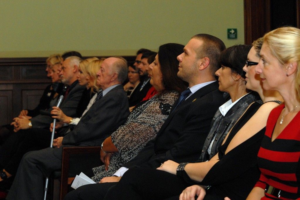 Prvními držiteli uměleckých cen města Plzně jsou básník Josef Hrubý, akademický malíř Jiří Beránek a výtvarnice Marie Kohoutová. Ocenění obdrželi z rukou primátora Martina Baxy a náměstkyně Evy Herinkové při slavnostním setkání v Malém sále Měšťanské besedy v pátek 8. listopadu 2013. Čtvrtou uměleckou cenu obdržela Západočeská galerie za výstavu s názvem Začátek století, která vyvolala diskusi jak mezi odbornou, tak mezi laickou veřejností.