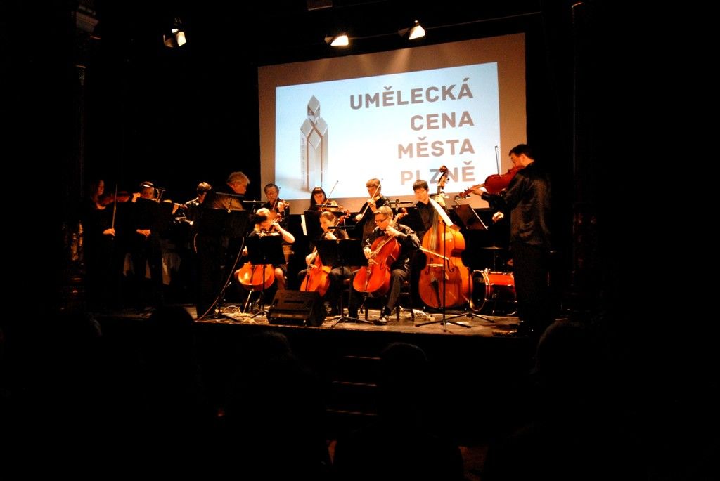 Prvními držiteli uměleckých cen města Plzně jsou básník Josef Hrubý, akademický malíř Jiří Beránek a výtvarnice Marie Kohoutová. Ocenění obdrželi z rukou primátora Martina Baxy a náměstkyně Evy Herinkové při slavnostním setkání v Malém sále Měšťanské besedy v pátek 8. listopadu 2013. Čtvrtou uměleckou cenu obdržela Západočeská galerie za výstavu s názvem Začátek století, která vyvolala diskusi jak mezi odbornou, tak mezi laickou veřejností.