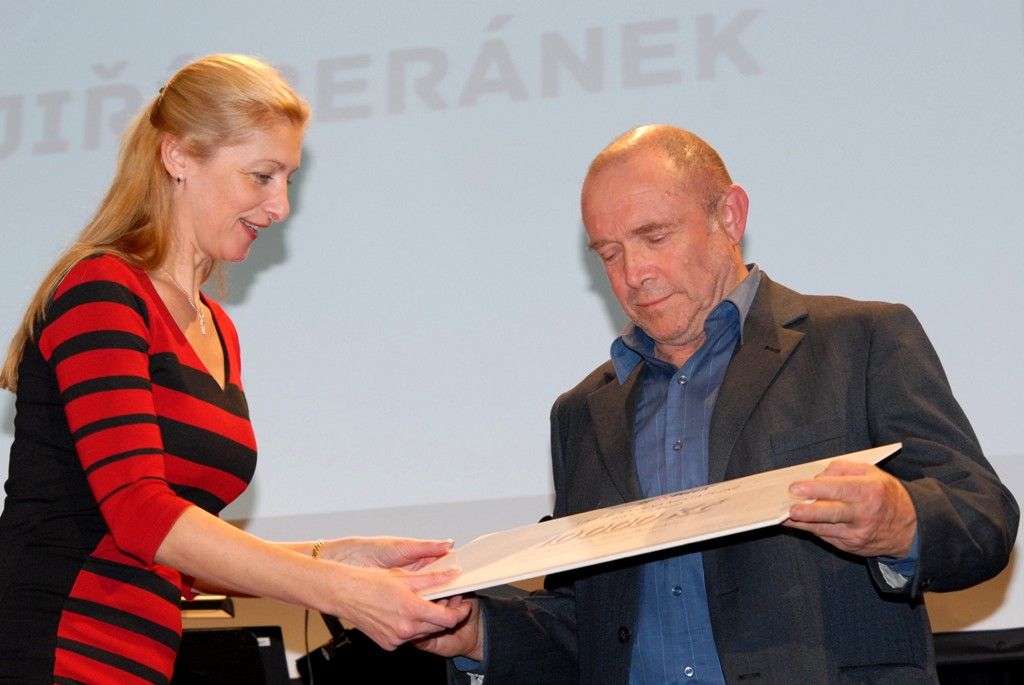 Prvními držiteli uměleckých cen města Plzně jsou básník Josef Hrubý, akademický malíř Jiří Beránek a výtvarnice Marie Kohoutová. Ocenění obdrželi z rukou primátora Martina Baxy a náměstkyně Evy Herinkové při slavnostním setkání v Malém sále Měšťanské besedy v pátek 8. listopadu 2013. Čtvrtou uměleckou cenu obdržela Západočeská galerie za výstavu s názvem Začátek století, která vyvolala diskusi jak mezi odbornou, tak mezi laickou veřejností.