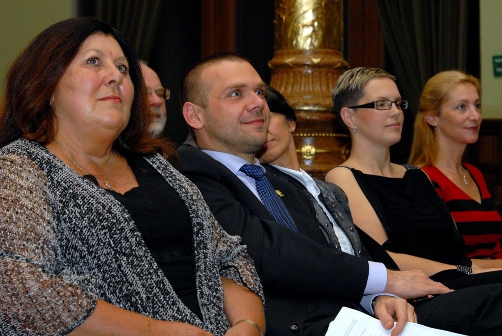 Prvními držiteli uměleckých cen města Plzně jsou básník Josef Hrubý, akademický malíř Jiří Beránek a výtvarnice Marie Kohoutová. Ocenění obdrželi z rukou primátora Martina Baxy a náměstkyně Evy Herinkové při slavnostním setkání v Malém sále Měšťanské besedy v pátek 8. listopadu 2013. Čtvrtou uměleckou cenu obdržela Západočeská galerie za výstavu s názvem Začátek století, která vyvolala diskusi jak mezi odbornou, tak mezi laickou veřejností.