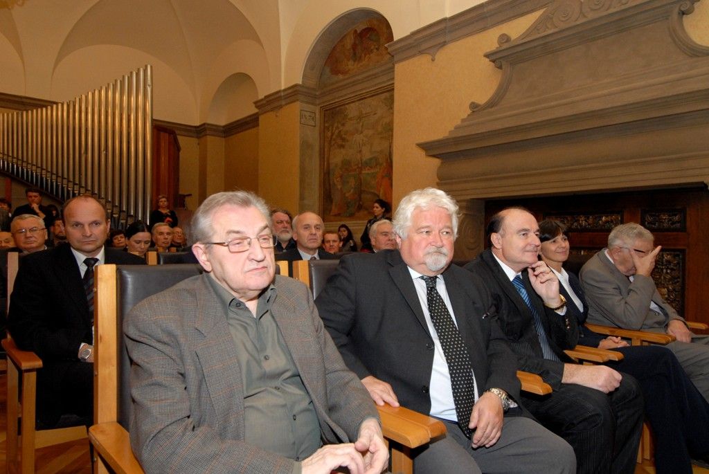 Plaketu s vyobrazením historické pečeti převzala letos profesorka Zdeňka Ulčová-Gallová, která patří ke světové špičce v oboru reprodukční medicíny, a profesor Západočeské univerzity Pavel Drábek, uznávaný odborník v oblasti matematické analýzy. In memoriam byla pečeť udělena Janu Thomovi, který v dobách totalitního režimu patřil k nemnoha plzeňským občanům, jež projevovali svou odvahu, statečnost, vytrvalý vzdor a otevřený odpor vůči útisku a bezpráví. Ocenění převzala jeho manželka Milada. Na základě rozhodnutí městského zastupitelstva získal Cenu města Plzně profesor Evžen Neustupný za výrazné přispění k rozvoji evropské a české archeologie, zásadní přínos při zakládání Fakulty filozofické Západočeské univerzity a mimořádné zásluhy o institucionalizaci vzdělávání a výzkumu v oboru archeologie. (foto: 18.11.2013)