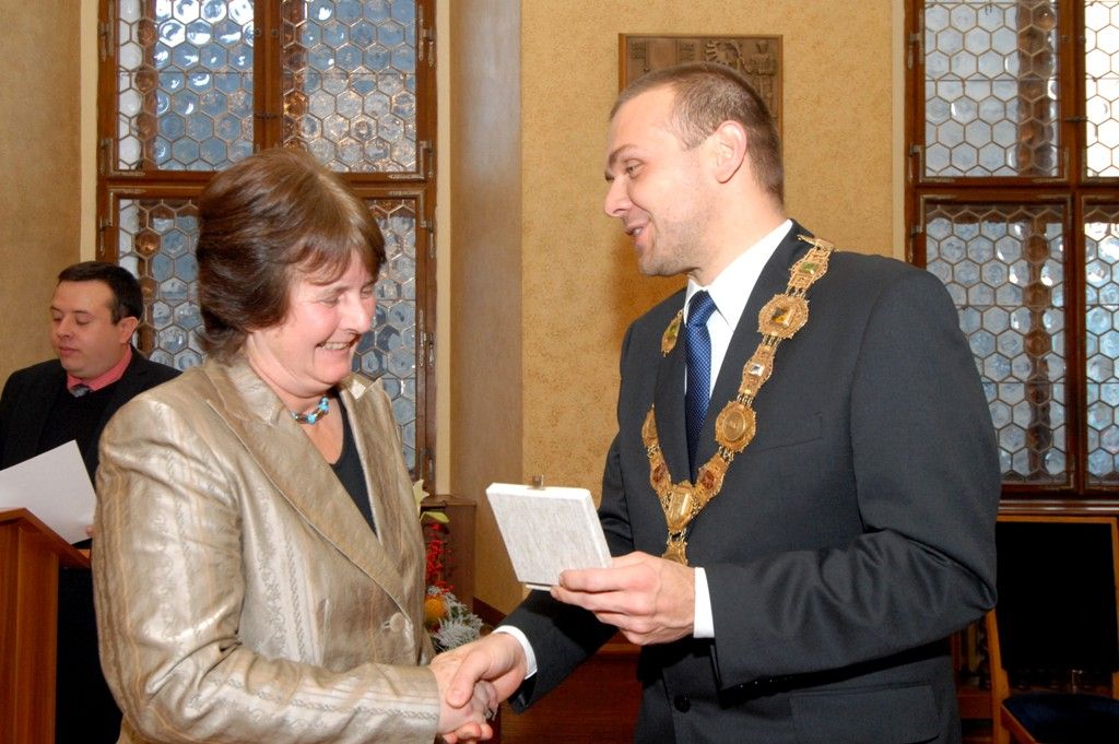 Plaketu s vyobrazením historické pečeti převzala letos profesorka Zdeňka Ulčová-Gallová, která patří ke světové špičce v oboru reprodukční medicíny, a profesor Západočeské univerzity Pavel Drábek, uznávaný odborník v oblasti matematické analýzy. In memoriam byla pečeť udělena Janu Thomovi, který v dobách totalitního režimu patřil k nemnoha plzeňským občanům, jež projevovali svou odvahu, statečnost, vytrvalý vzdor a otevřený odpor vůči útisku a bezpráví. Ocenění převzala jeho manželka Milada. Na základě rozhodnutí městského zastupitelstva získal Cenu města Plzně profesor Evžen Neustupný za výrazné přispění k rozvoji evropské a české archeologie, zásadní přínos při zakládání Fakulty filozofické Západočeské univerzity a mimořádné zásluhy o institucionalizaci vzdělávání a výzkumu v oboru archeologie. (foto: 18.11.2013)