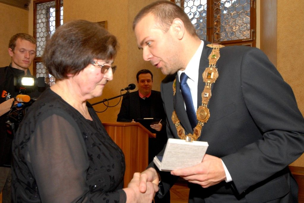 Plaketu s vyobrazením historické pečeti převzala letos profesorka Zdeňka Ulčová-Gallová, která patří ke světové špičce v oboru reprodukční medicíny, a profesor Západočeské univerzity Pavel Drábek, uznávaný odborník v oblasti matematické analýzy. In memoriam byla pečeť udělena Janu Thomovi, který v dobách totalitního režimu patřil k nemnoha plzeňským občanům, jež projevovali svou odvahu, statečnost, vytrvalý vzdor a otevřený odpor vůči útisku a bezpráví. Ocenění převzala jeho manželka Milada. Na základě rozhodnutí městského zastupitelstva získal Cenu města Plzně profesor Evžen Neustupný za výrazné přispění k rozvoji evropské a české archeologie, zásadní přínos při zakládání Fakulty filozofické Západočeské univerzity a mimořádné zásluhy o institucionalizaci vzdělávání a výzkumu v oboru archeologie. (foto: 18.11.2013)