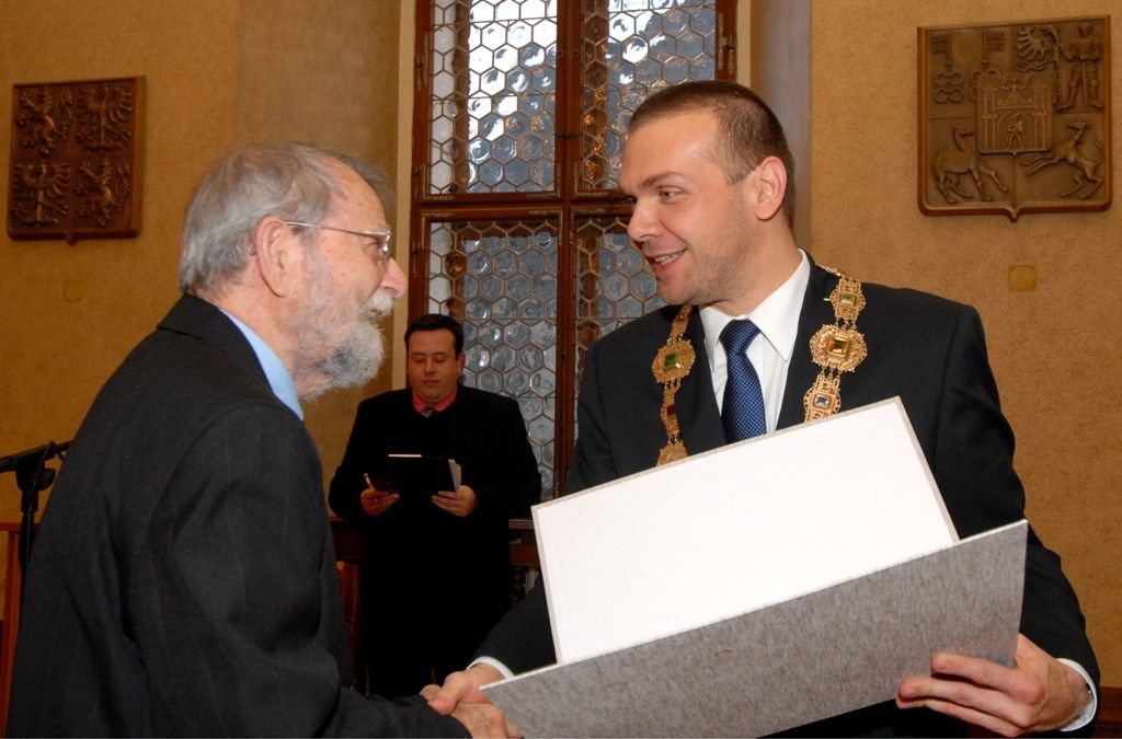 Plaketu s vyobrazením historické pečeti převzala letos profesorka Zdeňka Ulčová-Gallová, která patří ke světové špičce v oboru reprodukční medicíny, a profesor Západočeské univerzity Pavel Drábek, uznávaný odborník v oblasti matematické analýzy. In memoriam byla pečeť udělena Janu Thomovi, který v dobách totalitního režimu patřil k nemnoha plzeňským občanům, jež projevovali svou odvahu, statečnost, vytrvalý vzdor a otevřený odpor vůči útisku a bezpráví. Ocenění převzala jeho manželka Milada. Na základě rozhodnutí městského zastupitelstva získal Cenu města Plzně profesor Evžen Neustupný za výrazné přispění k rozvoji evropské a české archeologie, zásadní přínos při zakládání Fakulty filozofické Západočeské univerzity a mimořádné zásluhy o institucionalizaci vzdělávání a výzkumu v oboru archeologie. (foto: 18.11.2013)