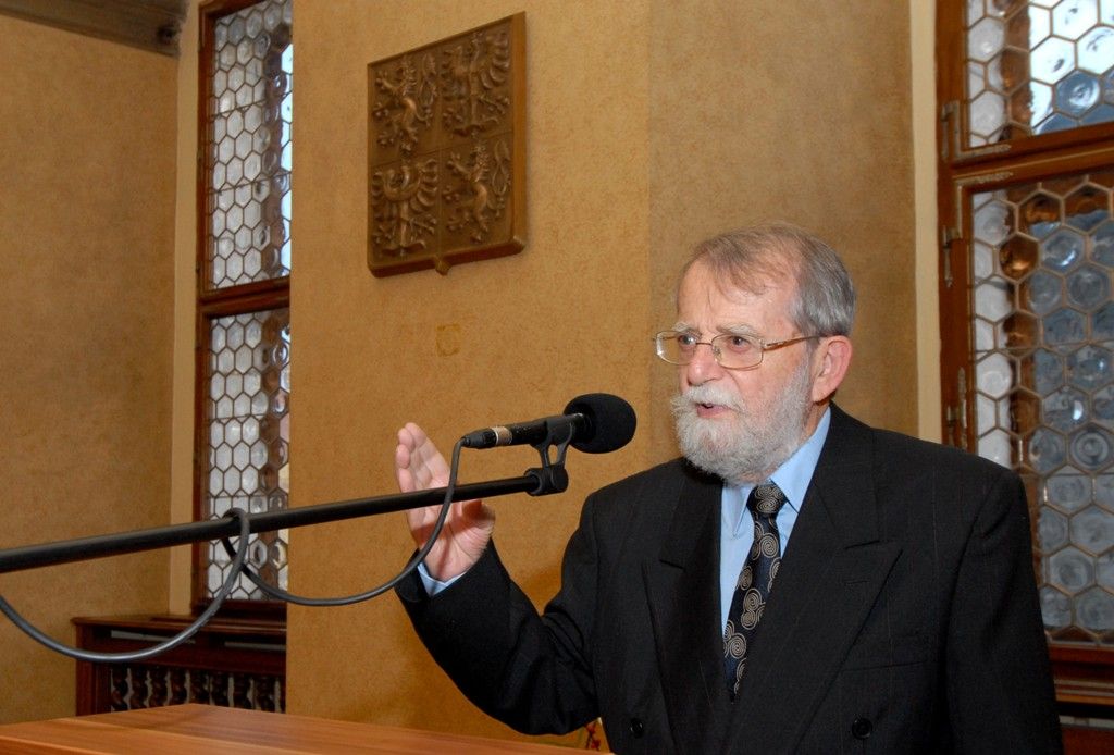 Plaketu s vyobrazením historické pečeti převzala letos profesorka Zdeňka Ulčová-Gallová, která patří ke světové špičce v oboru reprodukční medicíny, a profesor Západočeské univerzity Pavel Drábek, uznávaný odborník v oblasti matematické analýzy. In memoriam byla pečeť udělena Janu Thomovi, který v dobách totalitního režimu patřil k nemnoha plzeňským občanům, jež projevovali svou odvahu, statečnost, vytrvalý vzdor a otevřený odpor vůči útisku a bezpráví. Ocenění převzala jeho manželka Milada. Na základě rozhodnutí městského zastupitelstva získal Cenu města Plzně profesor Evžen Neustupný za výrazné přispění k rozvoji evropské a české archeologie, zásadní přínos při zakládání Fakulty filozofické Západočeské univerzity a mimořádné zásluhy o institucionalizaci vzdělávání a výzkumu v oboru archeologie. (foto: 18.11.2013)
