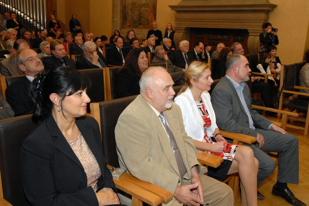 Plaketu s vyobrazením historické pečeti převzala letos profesorka Zdeňka Ulčová-Gallová, která patří ke světové špičce v oboru reprodukční medicíny, a profesor Západočeské univerzity Pavel Drábek, uznávaný odborník v oblasti matematické analýzy. In memoriam byla pečeť udělena Janu Thomovi, který v dobách totalitního režimu patřil k nemnoha plzeňským občanům, jež projevovali svou odvahu, statečnost, vytrvalý vzdor a otevřený odpor vůči útisku a bezpráví. Ocenění převzala jeho manželka Milada. Na základě rozhodnutí městského zastupitelstva získal Cenu města Plzně profesor Evžen Neustupný za výrazné přispění k rozvoji evropské a české archeologie, zásadní přínos při zakládání Fakulty filozofické Západočeské univerzity a mimořádné zásluhy o institucionalizaci vzdělávání a výzkumu v oboru archeologie. (foto: 18.11.2013)