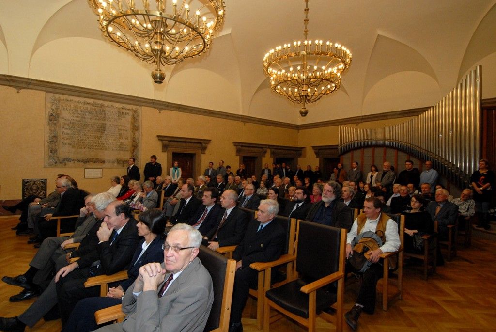 Plaketu s vyobrazením historické pečeti převzala letos profesorka Zdeňka Ulčová-Gallová, která patří ke světové špičce v oboru reprodukční medicíny, a profesor Západočeské univerzity Pavel Drábek, uznávaný odborník v oblasti matematické analýzy. In memoriam byla pečeť udělena Janu Thomovi, který v dobách totalitního režimu patřil k nemnoha plzeňským občanům, jež projevovali svou odvahu, statečnost, vytrvalý vzdor a otevřený odpor vůči útisku a bezpráví. Ocenění převzala jeho manželka Milada. Na základě rozhodnutí městského zastupitelstva získal Cenu města Plzně profesor Evžen Neustupný za výrazné přispění k rozvoji evropské a české archeologie, zásadní přínos při zakládání Fakulty filozofické Západočeské univerzity a mimořádné zásluhy o institucionalizaci vzdělávání a výzkumu v oboru archeologie. (foto: 18.11.2013)