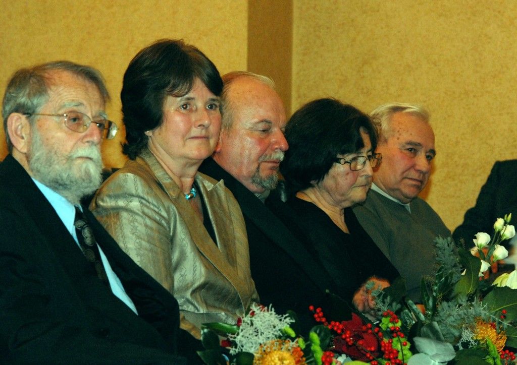 Plaketu s vyobrazením historické pečeti převzala letos profesorka Zdeňka Ulčová-Gallová, která patří ke světové špičce v oboru reprodukční medicíny, a profesor Západočeské univerzity Pavel Drábek, uznávaný odborník v oblasti matematické analýzy. In memoriam byla pečeť udělena Janu Thomovi, který v dobách totalitního režimu patřil k nemnoha plzeňským občanům, jež projevovali svou odvahu, statečnost, vytrvalý vzdor a otevřený odpor vůči útisku a bezpráví. Ocenění převzala jeho manželka Milada. Na základě rozhodnutí městského zastupitelstva získal Cenu města Plzně profesor Evžen Neustupný za výrazné přispění k rozvoji evropské a české archeologie, zásadní přínos při zakládání Fakulty filozofické Západočeské univerzity a mimořádné zásluhy o institucionalizaci vzdělávání a výzkumu v oboru archeologie. (foto: 18.11.2013)